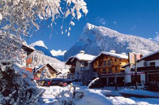 Уникальная деревушка в заснеженных Альпах
